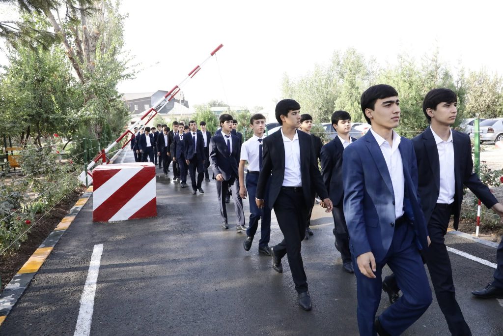 ШАҲРИ ДУШАНБЕ: ХОНАНДАГОН ДАР РУҲИЯИ ВАТАНДӮСТӢ ТАРБИЯ МЕЁБАНД.